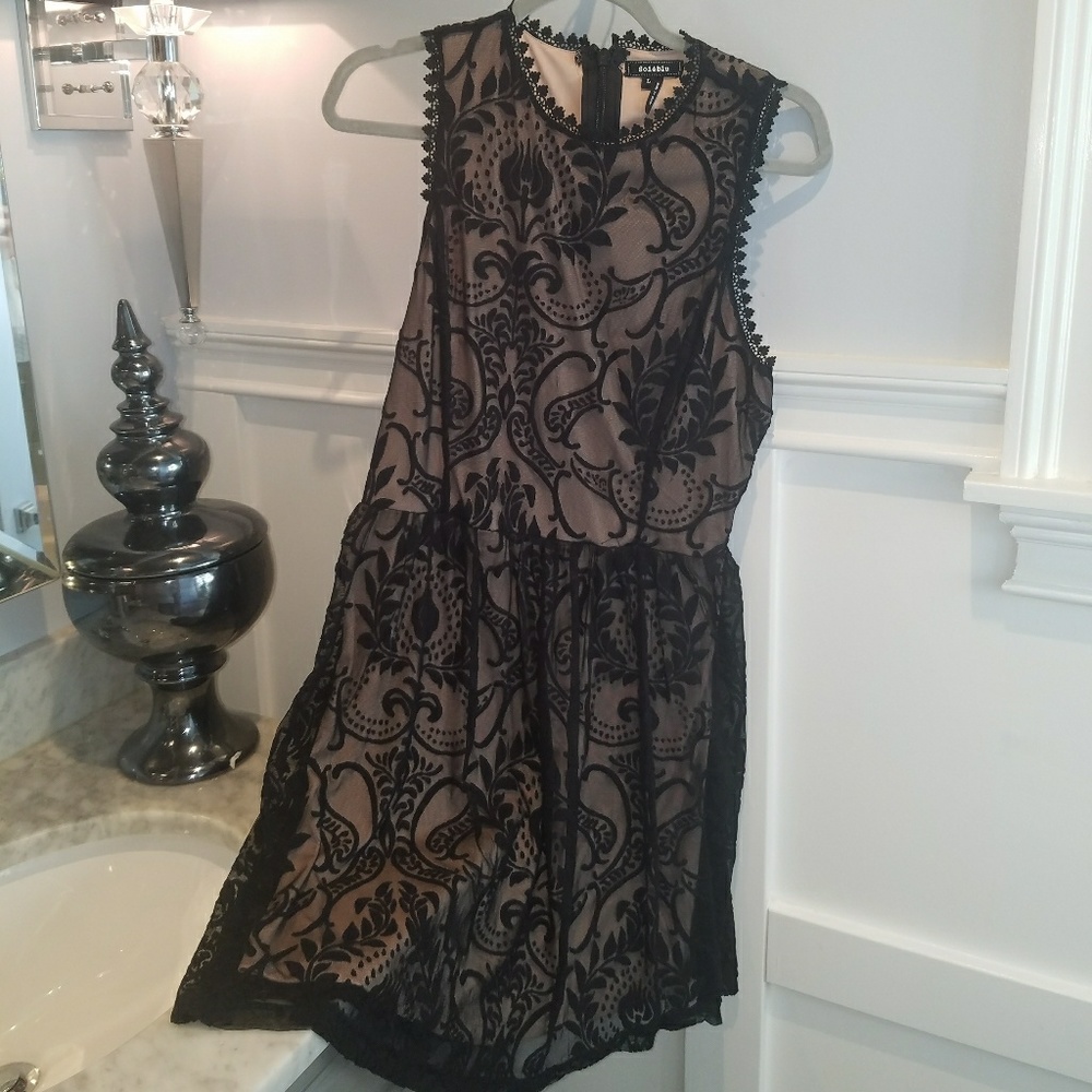 Black lace sleeveless dress
